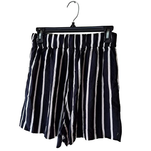 H&M BlacK White Striped Shorts Women Size 4 Pleated Elastic Waist Pull On Shorts - Picture 2 of 10